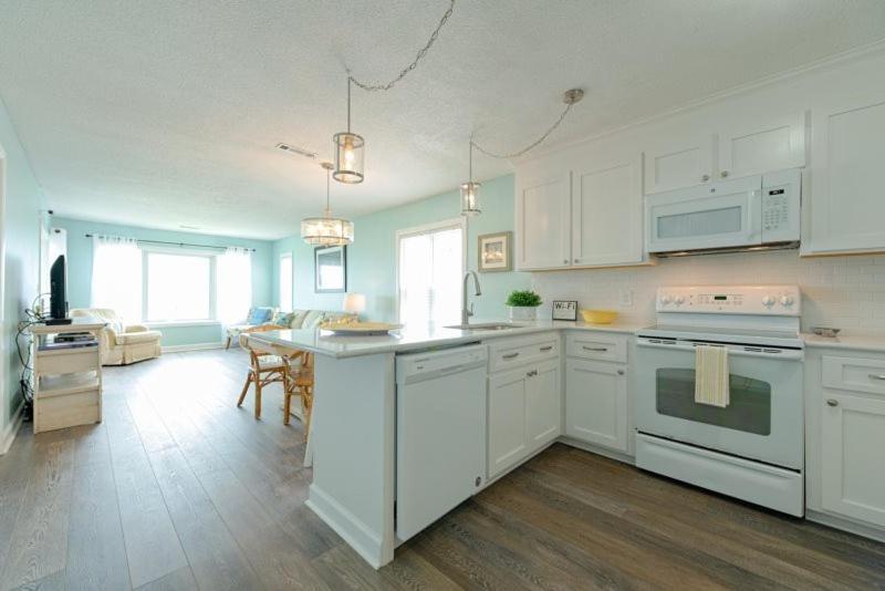 Sandy Dunes Oceanfront Condo - Just Renovated June 2020 Миртл-Бич Экстерьер фото